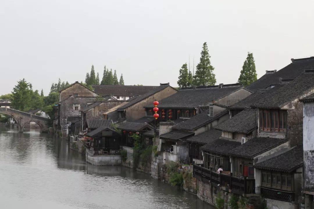 丝绸印花衬衫搭黑色短裤，简约高级，十分显身材，你爱了吗？游戏画面